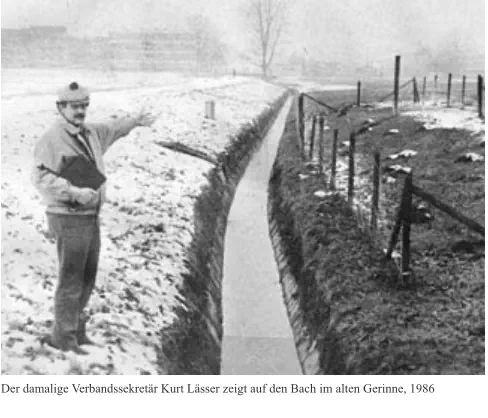 Der damalige Verbandssekretär Kurt Lässer zeigt auf den Bach im alten Gerinne, 1986